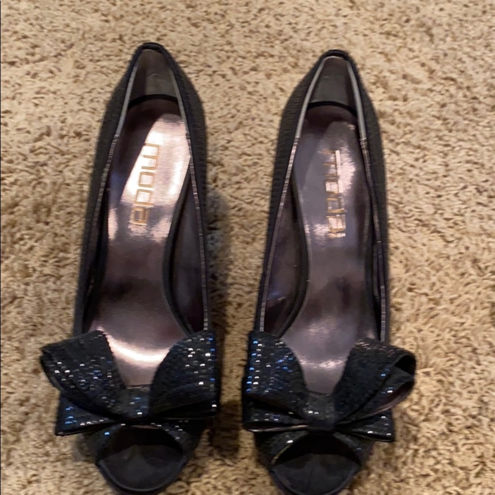 Black heels with bow